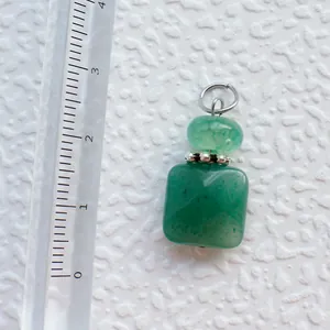 Nahaufnahme von grünem Acryl-Anhänger mit Lineal zur Darstellung der Abmessungen