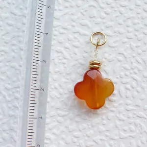 Kleeblatt-Anhänger aus orangefarbenem Karneol mit Kristallperle und Maßstabsanzeige