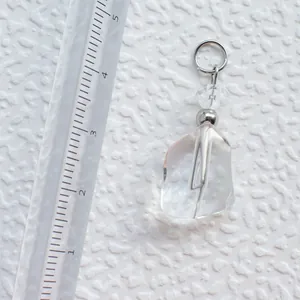 Makroaufnahme geometrischer Acryl-Anhänger mit Lineal zur Größenbestimmung ca. 2cm