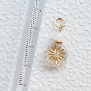 Detail eines 2 cm Acryl-Blumenanhängers mit Goldring und weißer Perlenmessung