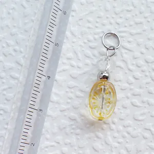 Detailansicht eines DIY-Acryl-Anhängers mit Maßstab zeigt die Größe der Perlenstruktur
