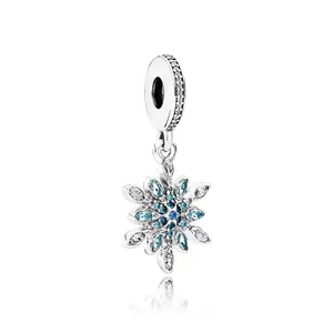 Silberner Schneeflocken-Anhänger mit blauen Zirkonia und poliertem Ringverschluss