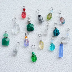 Makroaufnahme bunter Acryl-Geometrie-Anhänger mit Metallringen für DIY-Schmuck