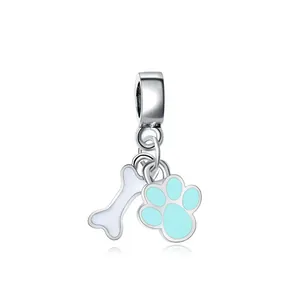 Charm in argento con osso in smalto bianco e zampa azzurra per bracciali di perle