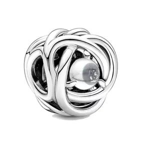 Charm sferico geometrico traforato con anelli di metallo intrecciati per bracciali