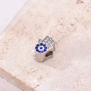 Detailsicht der Hamsa-Hand mit blauen und weißen Zirkonia für DIY-Armbänder