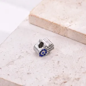 Makroaufnahme von Hamsa-Anhänger aus Silber mit blauem Zirkon für DIY-Armbänder