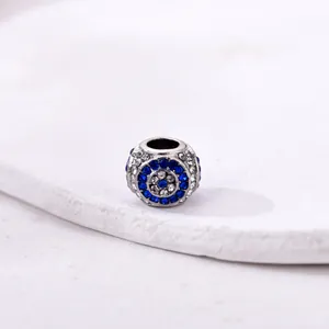 Ciondolo circolare raffinato con cristalli blu e chiari per bracciali componibili
