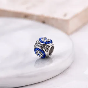 Dettaglio ravvicinato di un charm in argento con zirconi blu e trasparenti per bracciali DIY