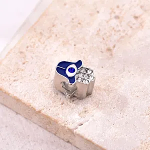 Détail de la main de Hamsa en argent avec oeil bleu et motifs ajourés en coeur