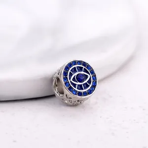 Macro-opname van blauwe evil eye charm met fonkelende stenen voor DIY armbanden