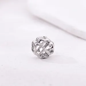 Makroaufnahme von silbernem Herz- und Unendlichkeits-Charm für DIY-Armbandschmuck
