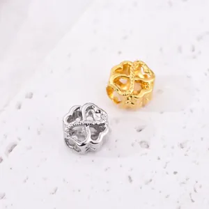 Detailaufnahme hohler Kleeblatt-Anhänger in Gold und Silber für DIY-Armbänder