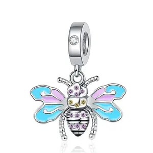 Bienen-Charm-Anhänger aus Silber mit buntem Emaille und Kristallen auf weißem Grund