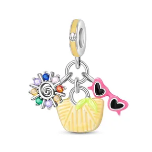 Ciondolo estivo da spiaggia con sole, borsa di paglia e occhiali da sole a cuore