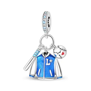 Dettaglio charm da baseball con giacca in smalto blu, mazza e palla con cucitura a cuore