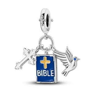 Macro-opname van S925 zilveren religieuze bedel met kruis, Bijbel en vredesduif