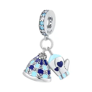 Charm invernale in argento S925 con pendenti a forma di berretto e muffole blu