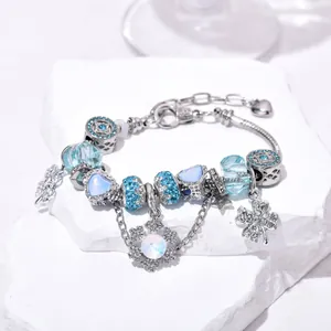 Bracelet à breloques flocons de neige et cristaux bleus avec chaîne serpent argentée