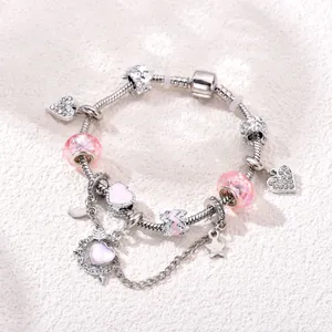 Pulsera con dijes de corazón y luna rosa con cuentas facetadas en cadena de serpiente