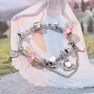 Pulsera de cuentas de resina rosa con colgantes de corazón y luna en cadena de serpiente