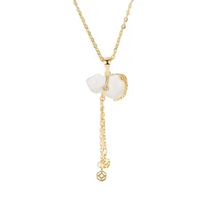 Collar dorado con colgante Wu Lou de calcedonia blanca y detalles de monedas antiguas