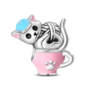 Charm chat mignon en argent S925 dans une tasse rose pour bracelets personnalisés