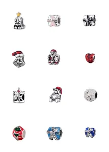 Makroansicht der Weihnachts-Charms-Kollektion mit Weihnachtsmann und Baum für DIY-Armbänder