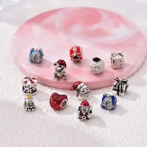 Weihnachts-Charms-Kollektion mit Weihnachtsmann, Baum und Herz mit Emaille-Finish