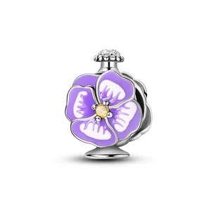 Dettaglio macro dello charm viola del pensiero con smalto lilla e zirconia gialla