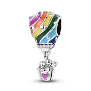 Dettaglio dello charm a mongolfiera in smalto arcobaleno con coppia e zirconi rosa