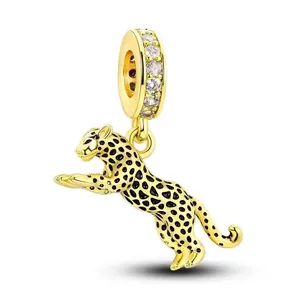 Vista macro dello charm leopardo dorato con macchie nere e anello di zirconi lucidi