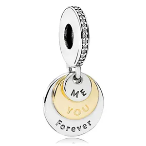 Detailansicht dreilagiger Silber- und Goldanhänger mit Me, You, Forever Gravuren