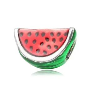 Makroaufnahme eines Wassermelonen-Anhängers mit roter Emaille und grüner Schale für DIY-Schmuck
