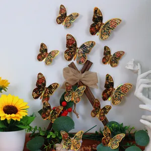 Detail von 3D Schmetterling Wandaufklebern mit floralem Muster und goldenen Rändern