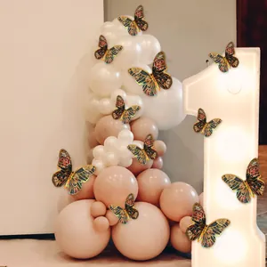 Detailierte 3D Schmetterling Wandaufkleber mit Goldrand für Geburtstagsdekoration