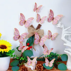 Nahaufnahme von 3D-Schmetterling-Wandstickern in Rosa mit Goldrand für Heimdekoration