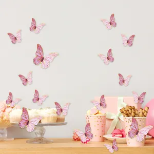 Nahaufnahme dekorativer 3D-Schmetterlinge in Rosa mit Goldrand für Wand und Kuchen