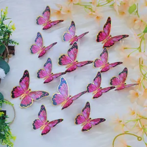 Detailaufnahme von 3D-Schmetterlingen in Lila und Magenta mit Goldrand auf weißer Seide