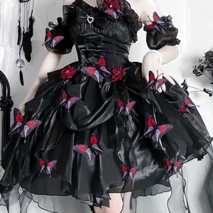 Detail eines gothischen schwarzen Kleides mit 3D-Schmetterlingen und Satin-Rüschen