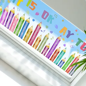 Art mural créatif avec crayons de couleur et lettres anglaises inspirantes et des cœurs