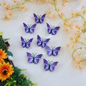 Detail von 3D lila Schmetterling Wandaufklebern mit Goldrand auf weißem Seidenhintergrund