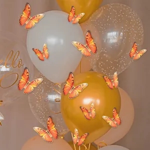 3D-Wandaufkleber mit orangefarbenen Schmetterlingen als Dekoration auf Ballons