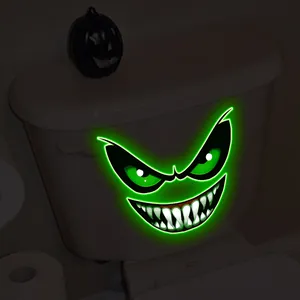 Adesivo mostro verde luminoso di Halloween che brilla sulla vaschetta del water