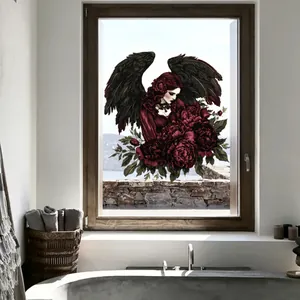 Détail d'un autocollant de fenêtre gothique avec ailes noires et pivoines rouge foncé