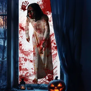 Détail d'un autocollant de porte femme zombie effrayante avec taches de sang pour Halloween