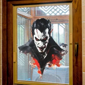 Détail d'un autocollant de fenêtre vampire avec yeux rouges et crocs sur une vitre