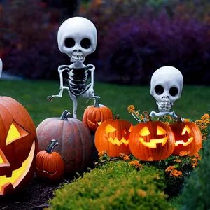 Détail de lanternes citrouilles lumineuses et figurines fantômes pour déco Halloween
