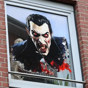 Gros plan d'un autocollant de vampire réaliste avec crocs et sang sur vitre extérieure