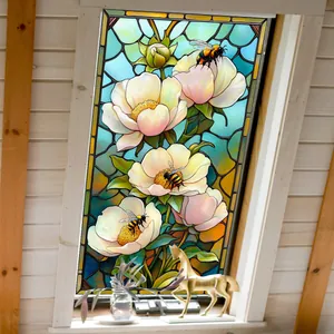 Détail du film de fenêtre vitrail avec pivoines blanches, abeilles et fond bleu ciel